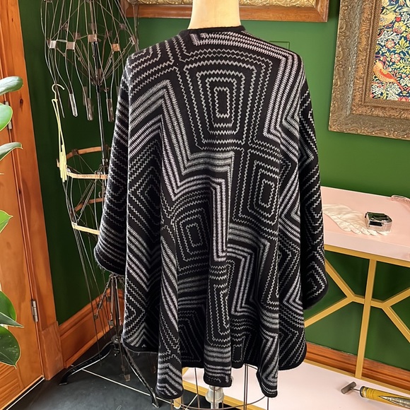 Black and silver wrap. Acrylic. Excellent condition. - Picture 3 of 6